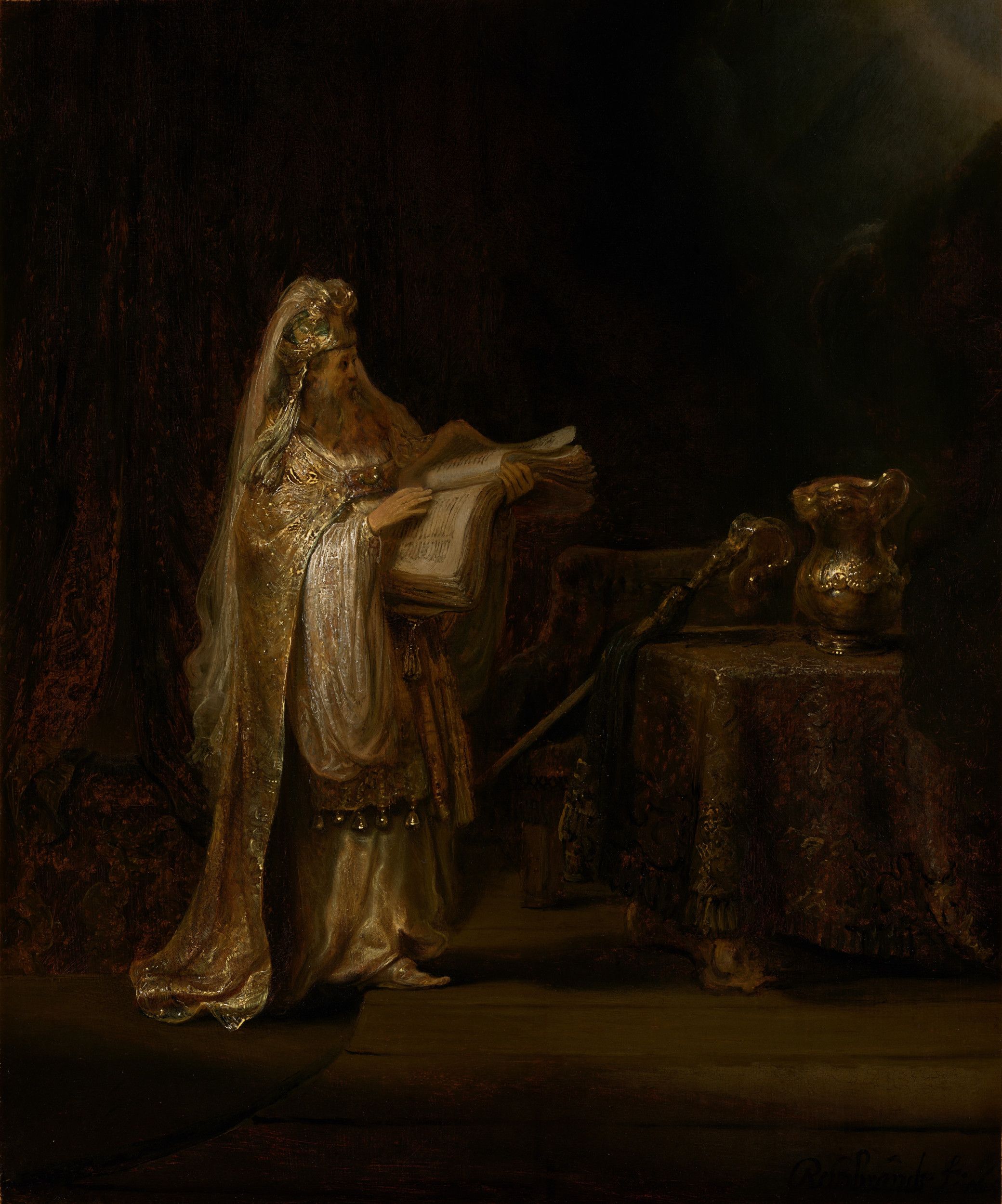 Schilderij van een oude man in goudkleurig oosters gewaad en met een opengeslagen boek in zijn hand.