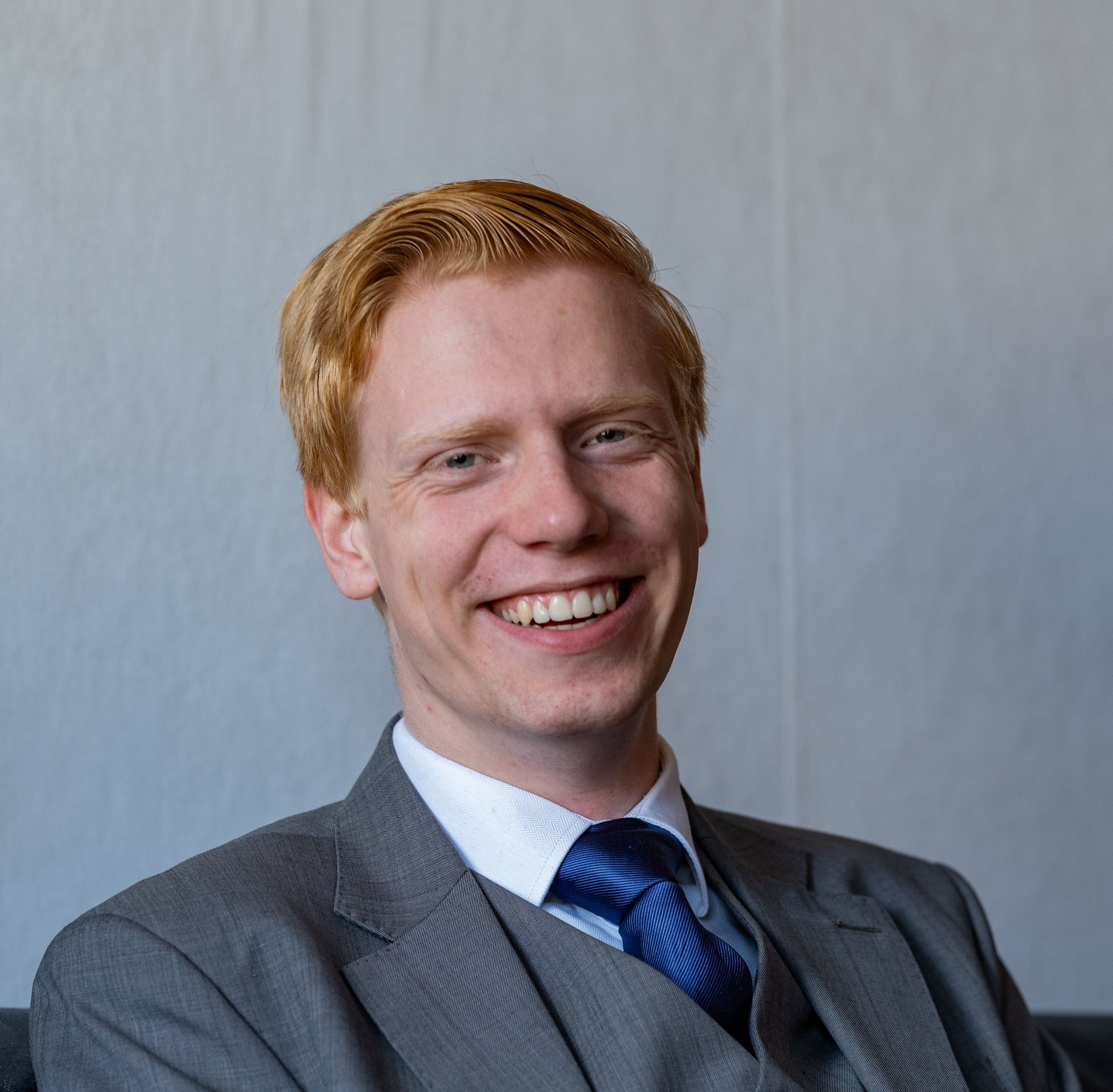 Lachende jonge man in pak