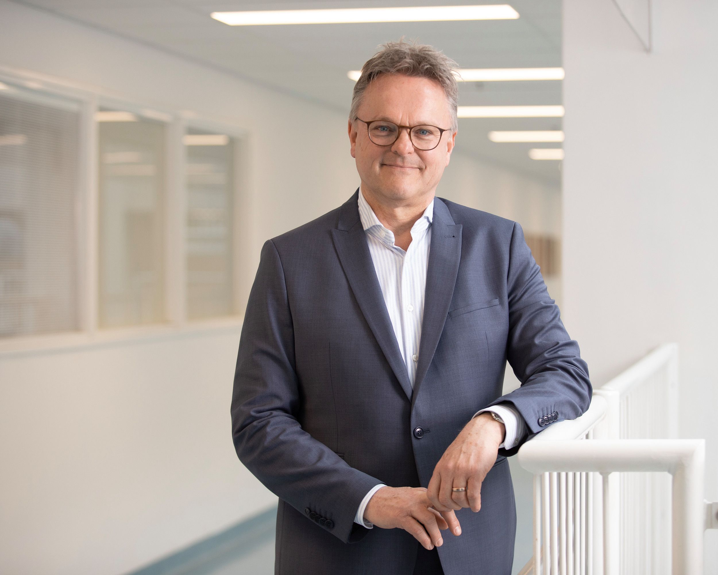 Een man in grijs pak.