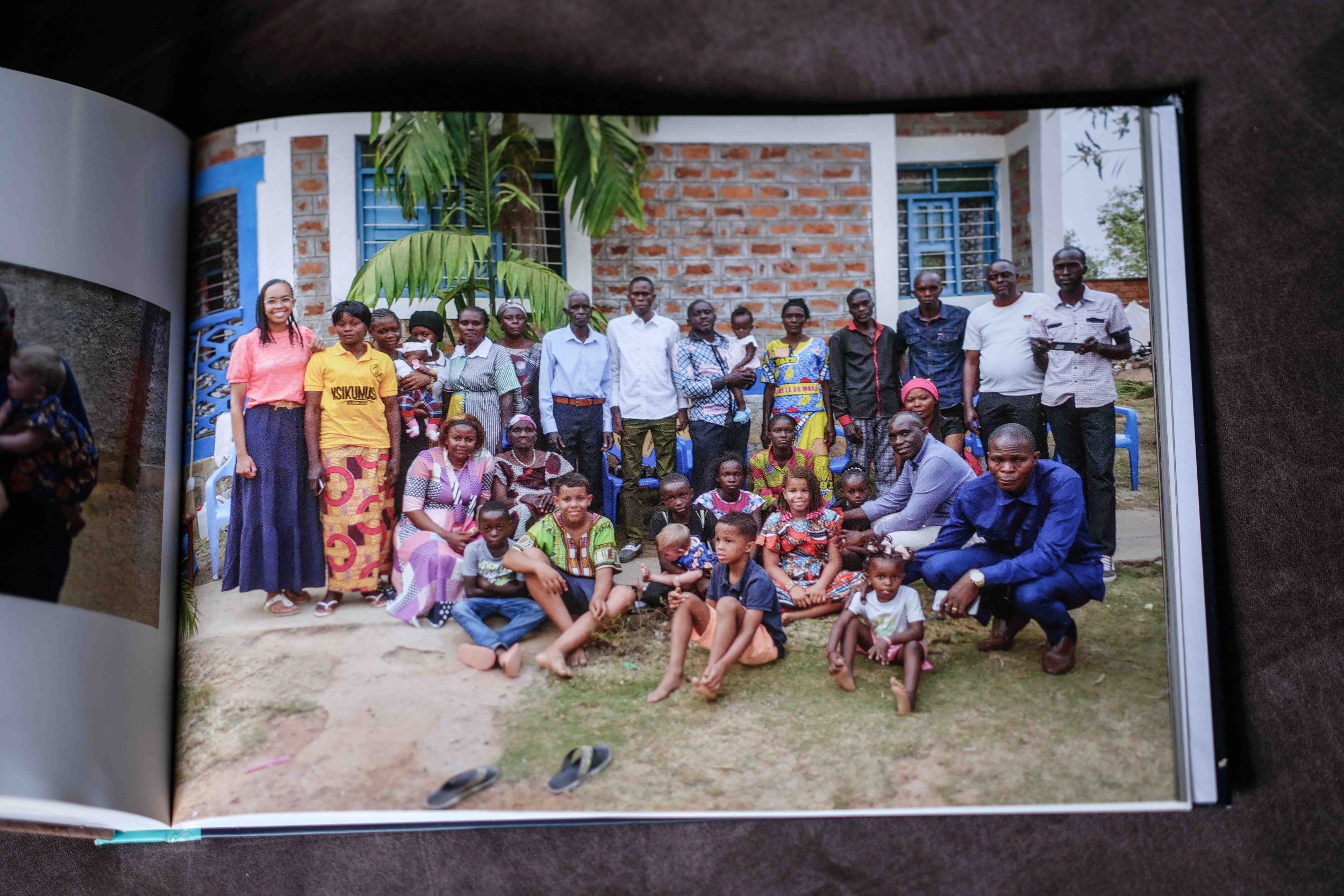 Foto die in Congo is gemaakt van een gekleurde familie. Ertussen staan kinderen die Milalu in Nederland kreeg.