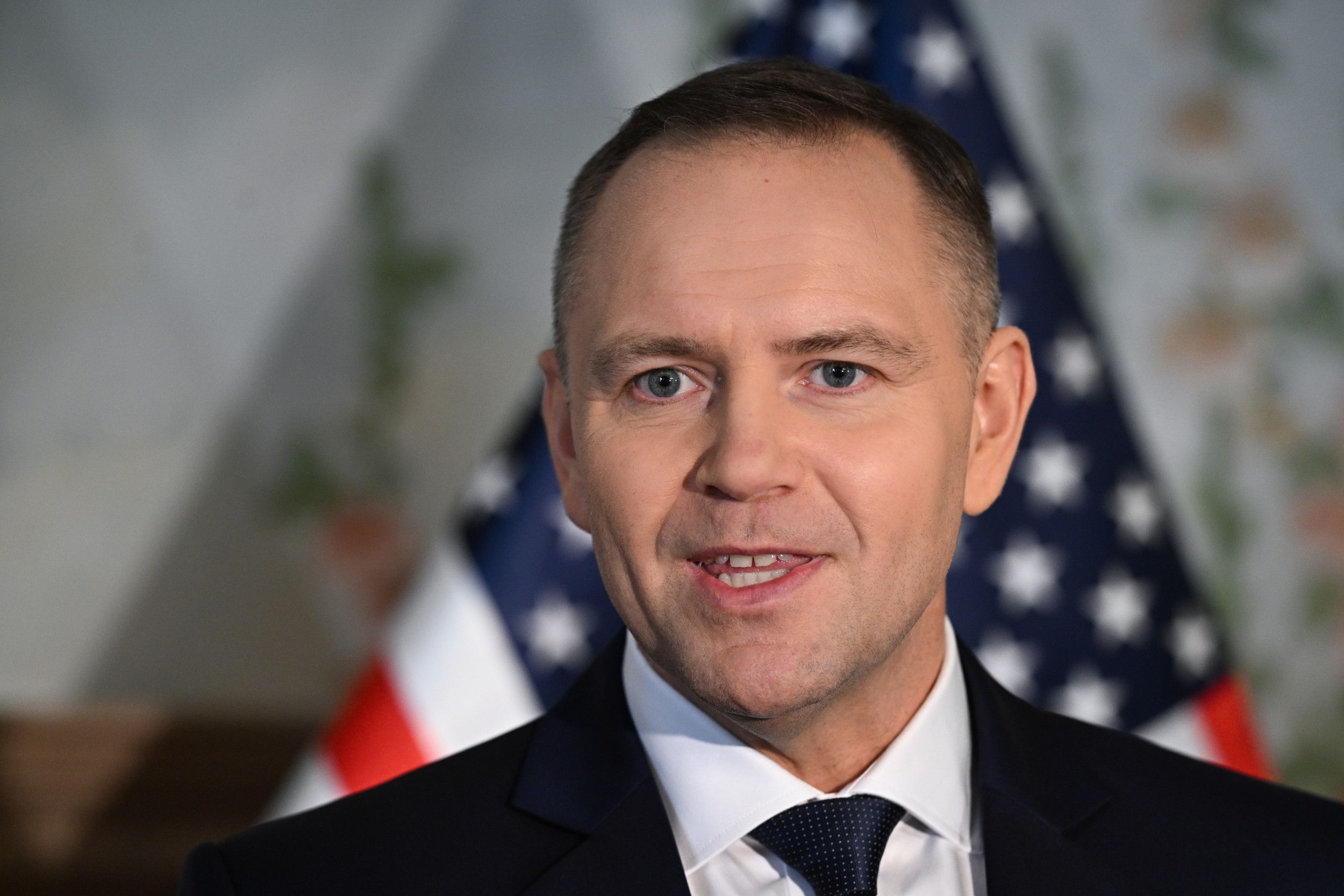 Nawrocki voor de Amerikaanse vlag. 