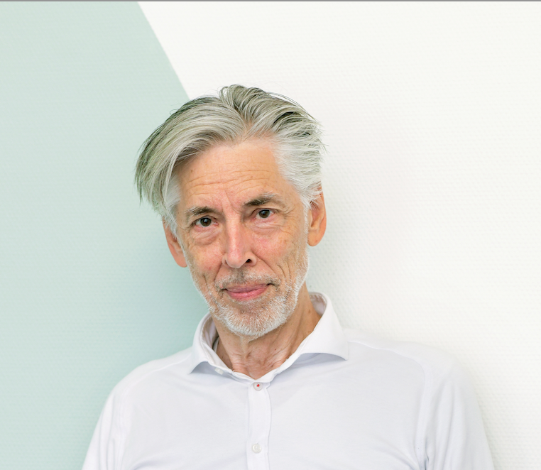 Man in wit overhemd. 