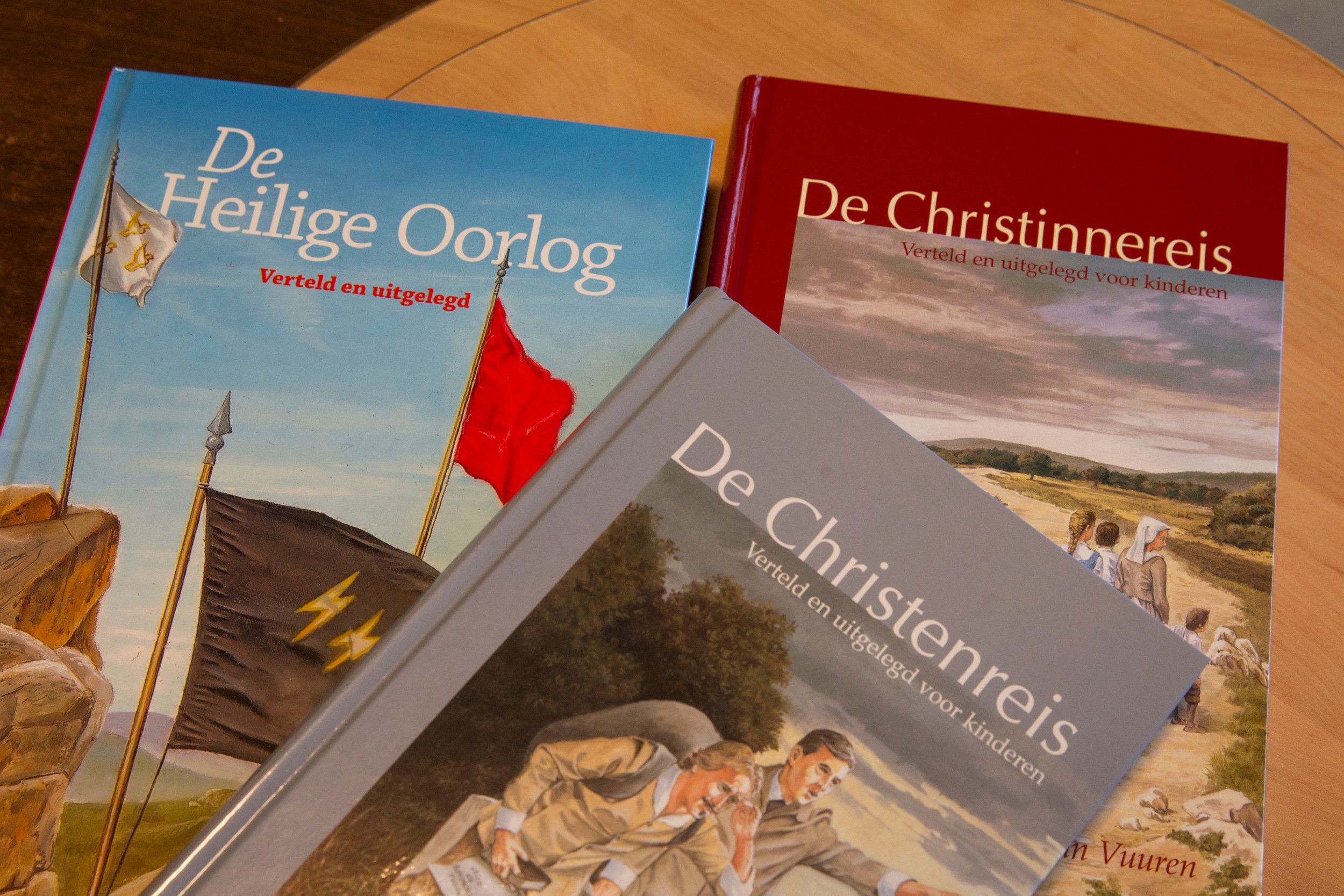 Drie boeken op een tafeltje.
