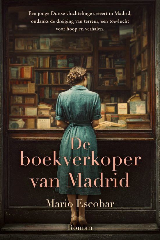 Boekomslag met daarop een vrouw, vanaf de rug gezien. Ze draagt een blauwe jurk. Ze staat voor een kast met boeken en allerlei doosjes.