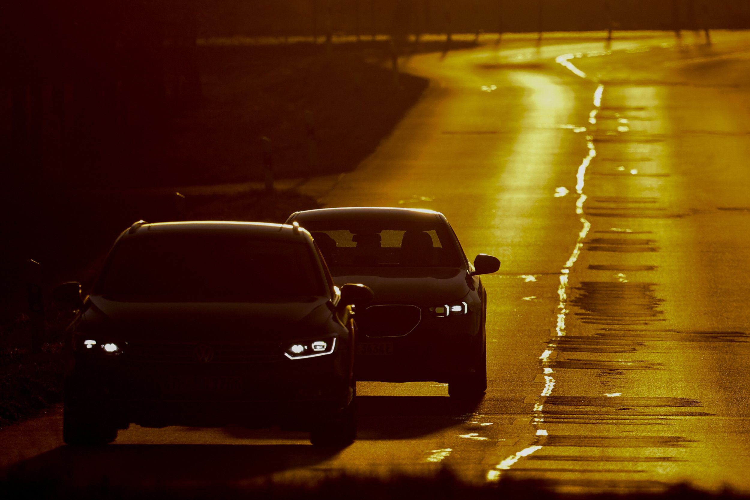 Auto's rijden over een weg tijdens zonsondergang nabij Berlijn.
