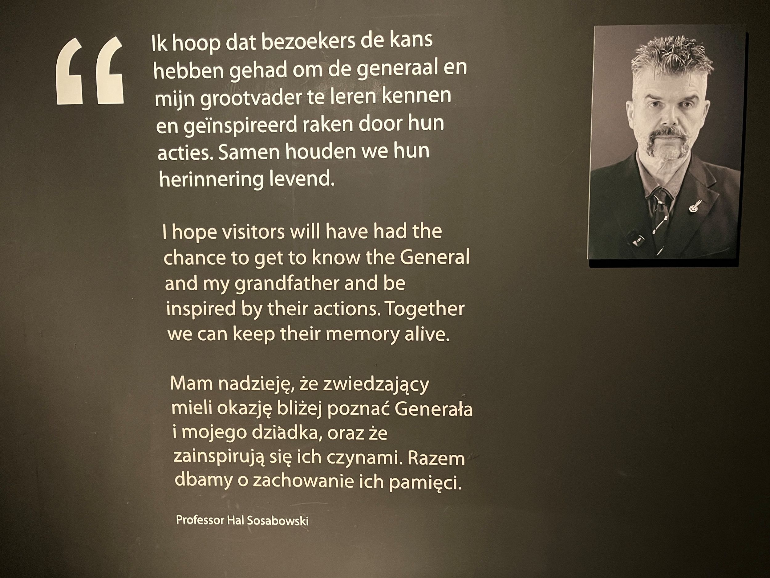 Bord met Nederlandse, Engelse en Poolse tekst en een fotootje van de man die wordt geciteerd.