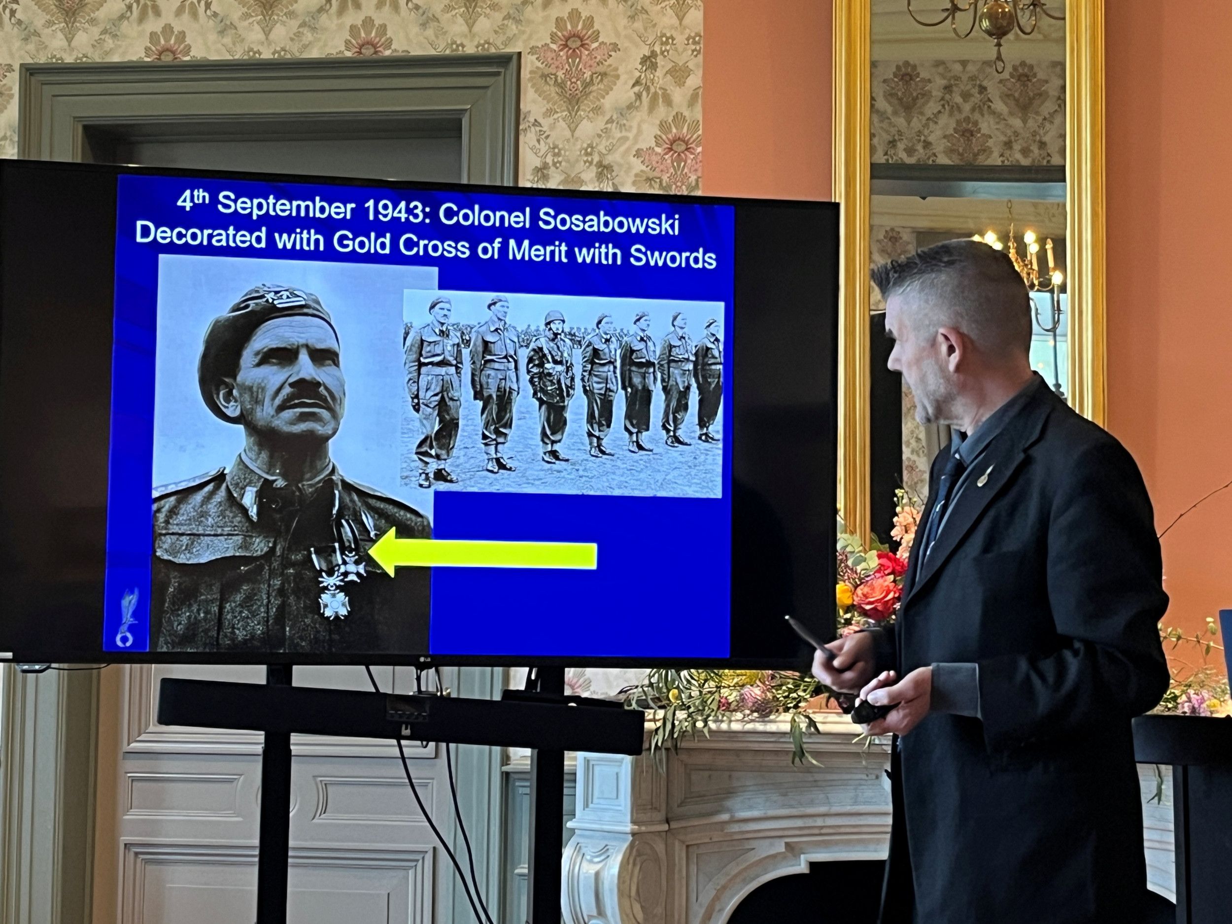 Een man kijkt naar een beeldscherm met twee foto’s.