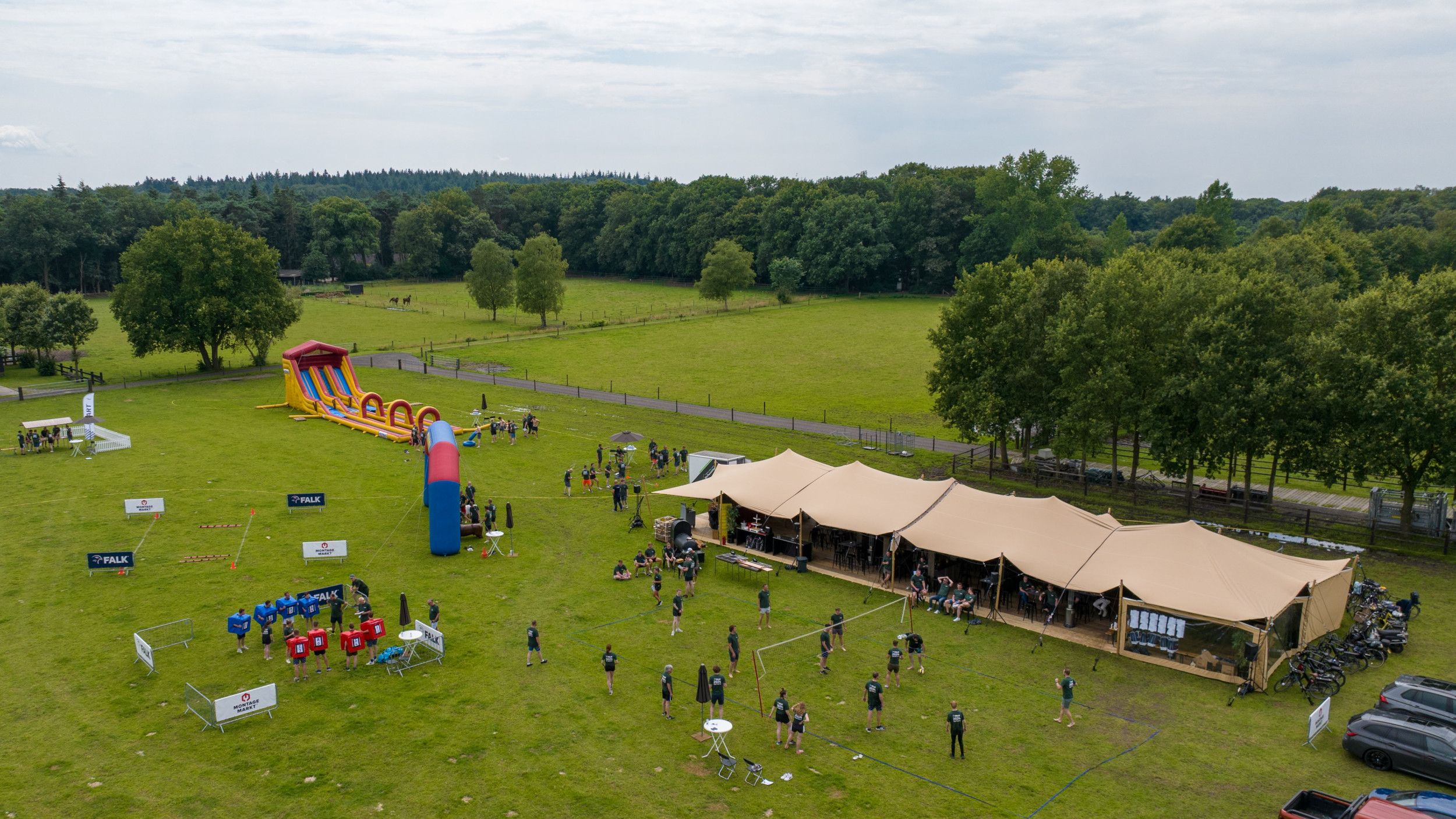 Terrein waarop allerlei sportevenementen plaatsvinden, zoals volleybal en hardlopen. 