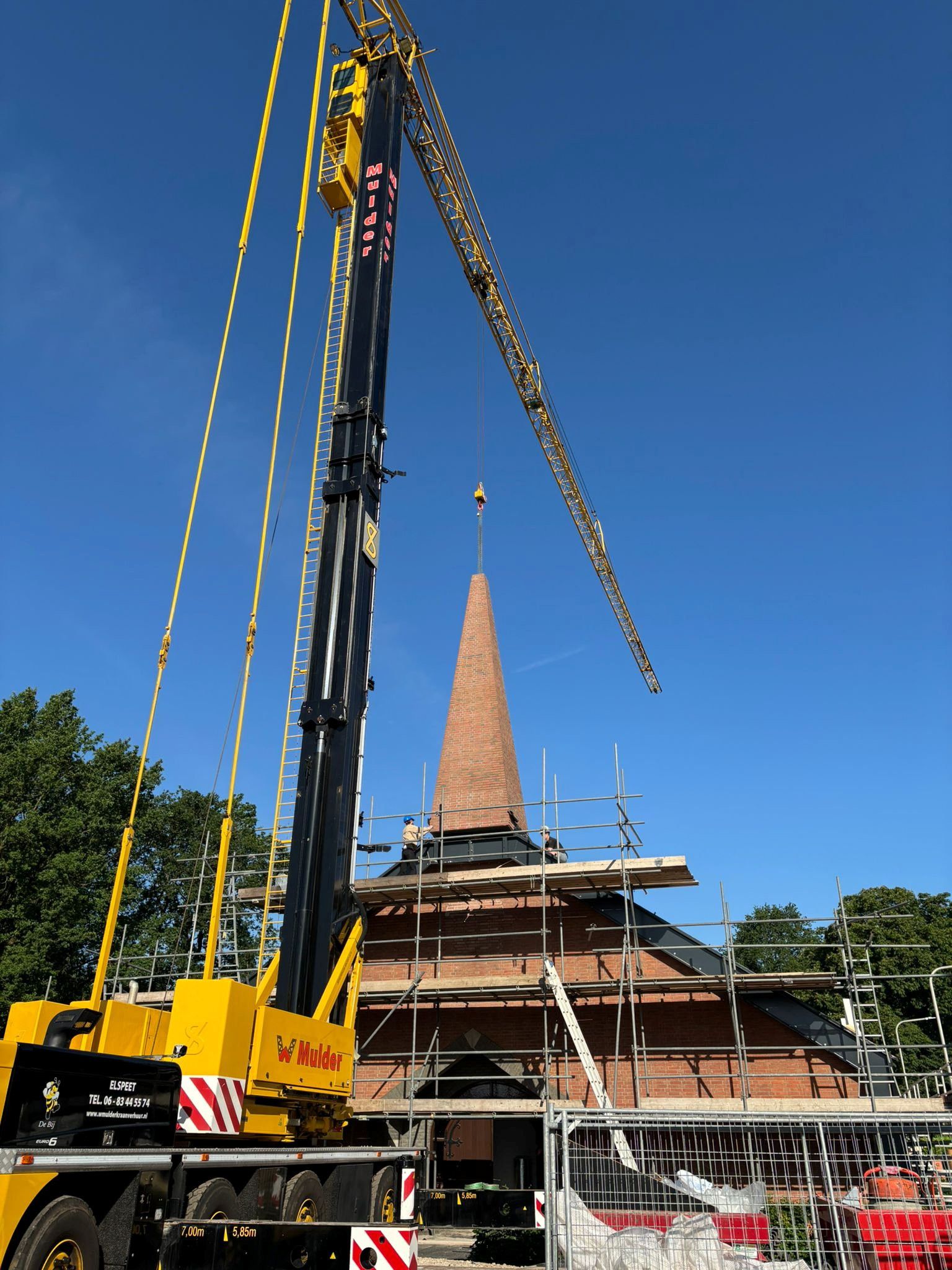 De nieuwe torenspits staat op de kerk.