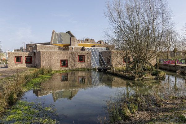 Een modern kerkgebouw, met op de voorgrond water.