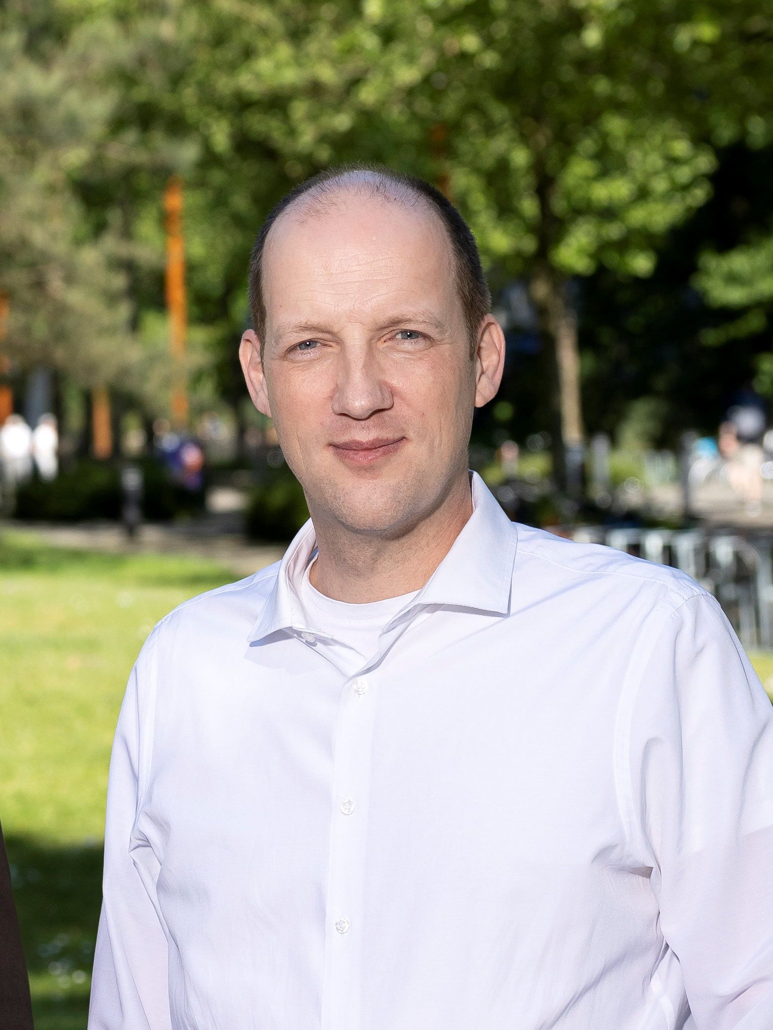 Krijn Pansters, een man in een wit overhemd