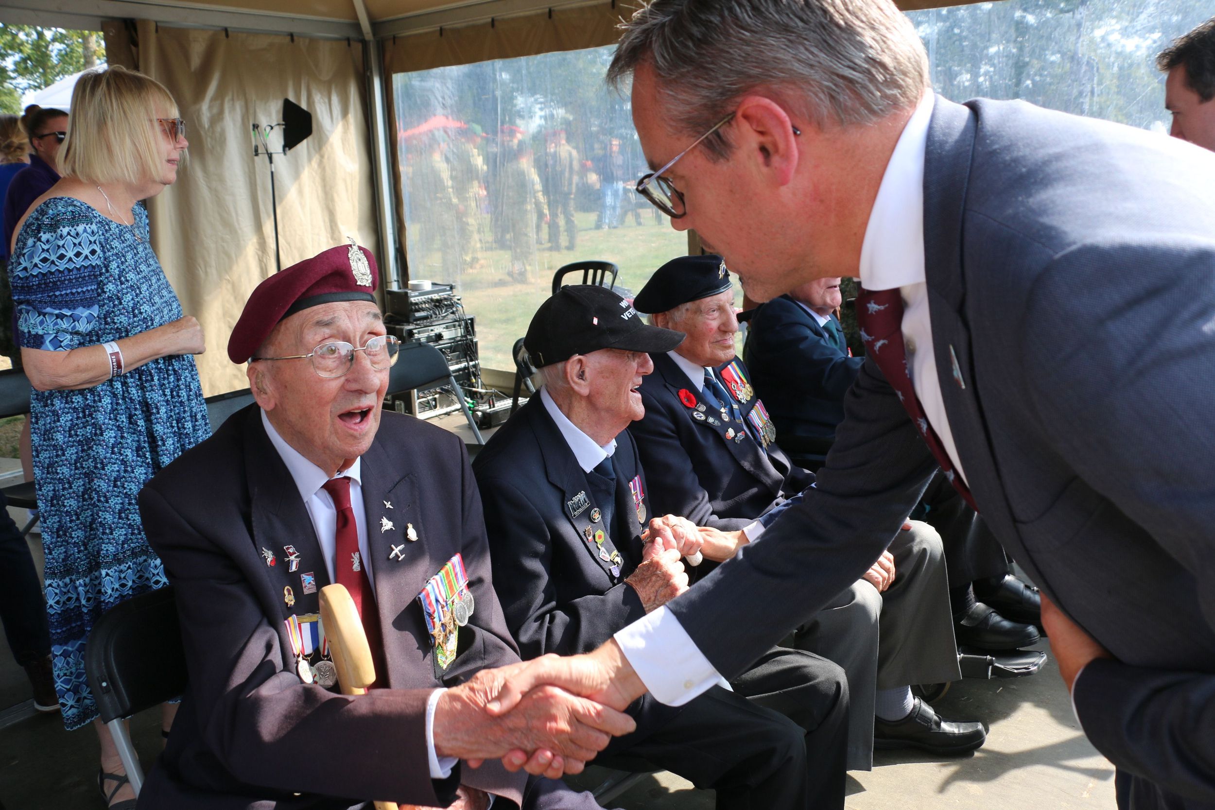 Airborne 2023 - locoburgemeester Arnold Versteeg grote Britse veteranen.JPG