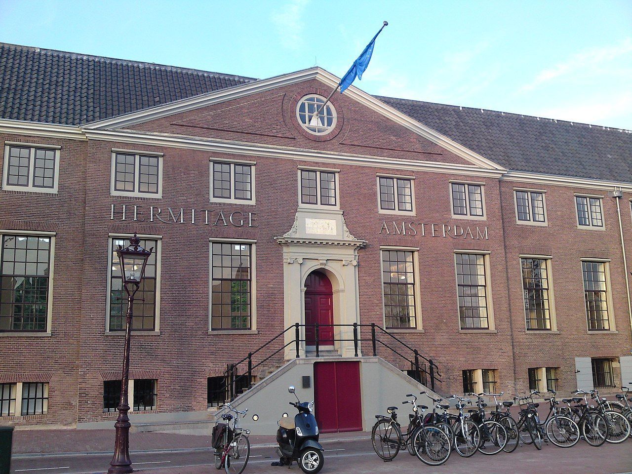 Hermitage_Amsterdam_-_Ingang.JPG