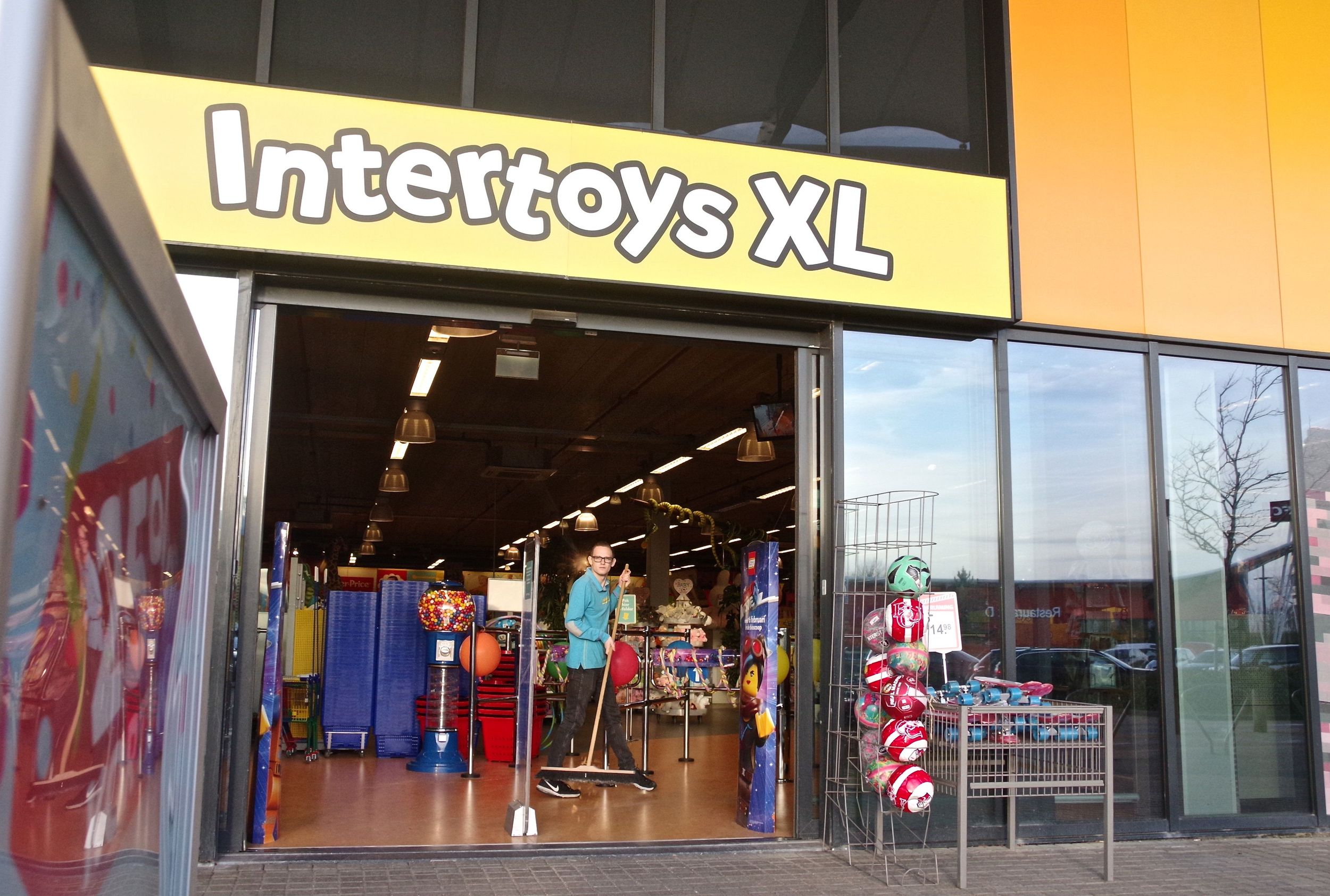 Beyond Meerdere lava Zware tijden speelgoedwinkel treffen personeel èn klant