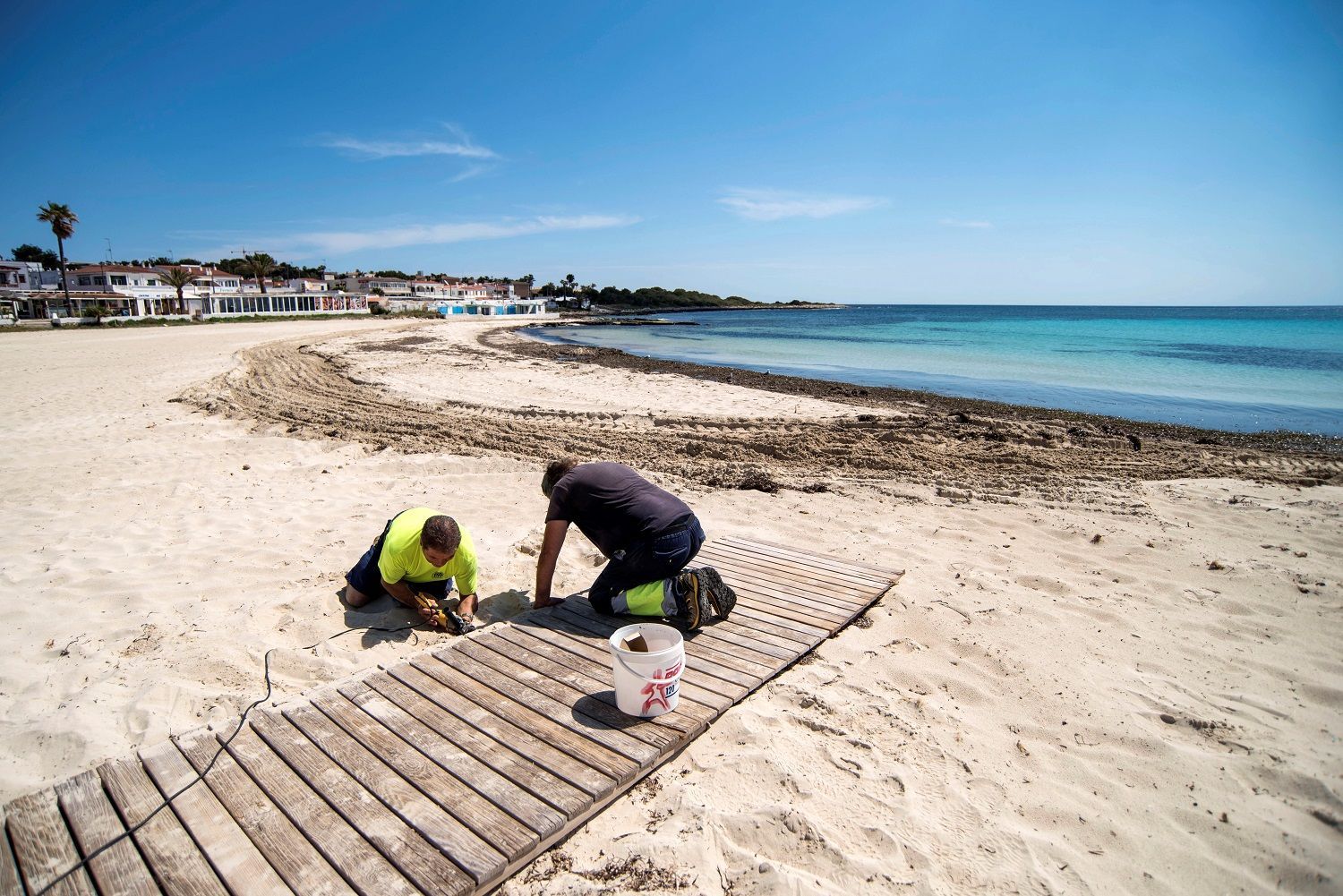 voorbereidingen spaans strand.jpg