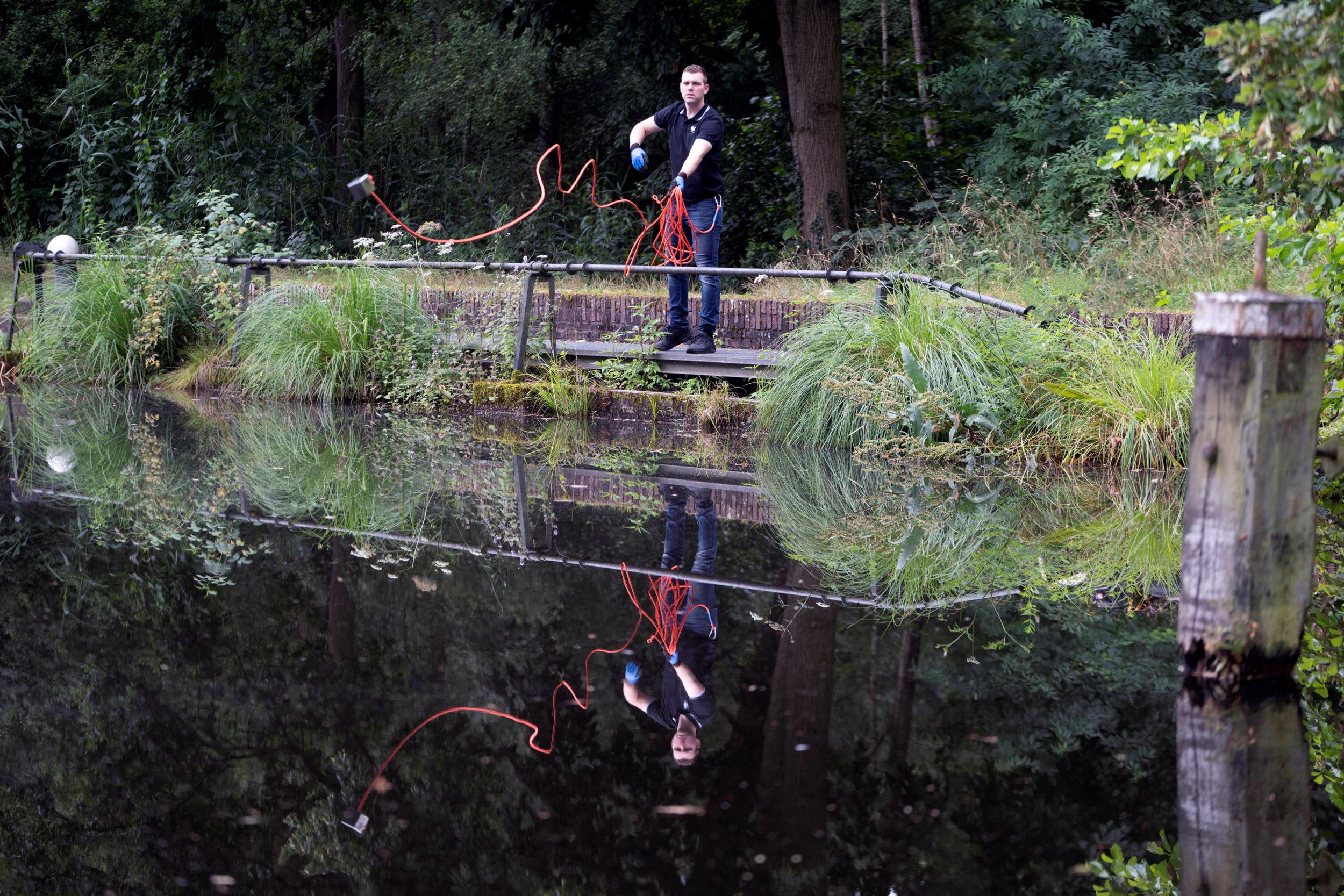 Magneetvisser Reinout Haalt Een Keur Aan Spullen Boven Water magneetvisser-reinout-haalt-een-keur-aan-spullen-boven-water