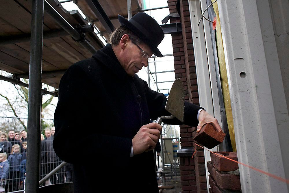 Ds J Roos Kerktijden Ds. J. Roos legt eerste steen van kerkgebouw ggiN IJsselmuiden