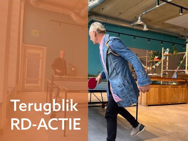Twee mannen spelen een partijtje tafeltennis.
